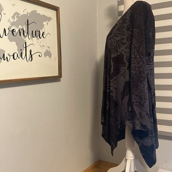 Soft Surroundings Black & Gray Floral Print Asymmetrical Hem Swing Blouse Size M - Picture 4 of 6